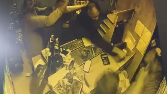 Tekel büfeyi basıp demir sopalarla darbettiler