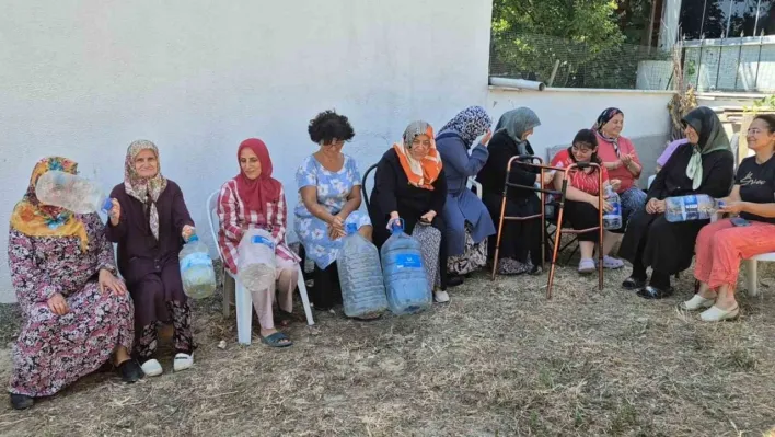 Tekirdağ'da arıtma tesisinin dibinde susuz kalan halk bidonlarla protesto düzenledi