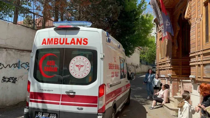 Tekirdağ'da başıboş köpeğin kadına saldırdığı an kamerada