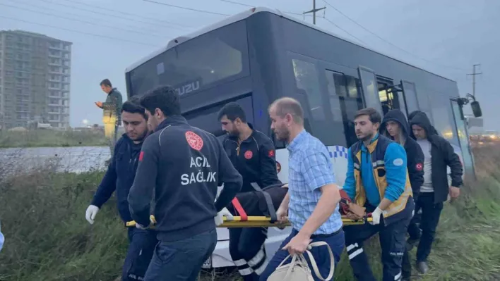 Tekirdağ'da belediye halk otobüsü tarlaya girdi: 2 yaralı