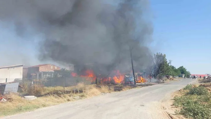 Tekirdağ'da çiftlik deposu alev alev yandı