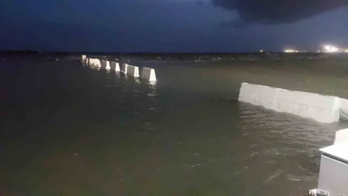 Tekirdağ'da deniz taştı, tsunamiyi andıran görüntüler