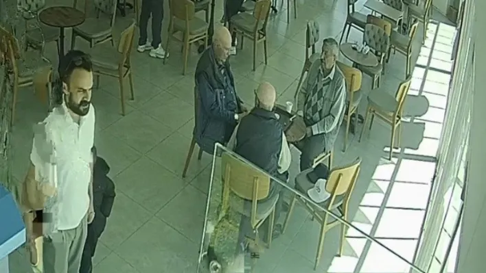 Tekirdağ'da deprem anında kafede dikkat çeken anlar: 3 ihtiyar depremi hissetmedi, kaçanları izledi