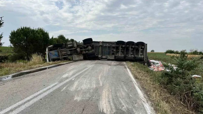 Tekirdağ'da devrilen tırın sürücüsü yaralandı