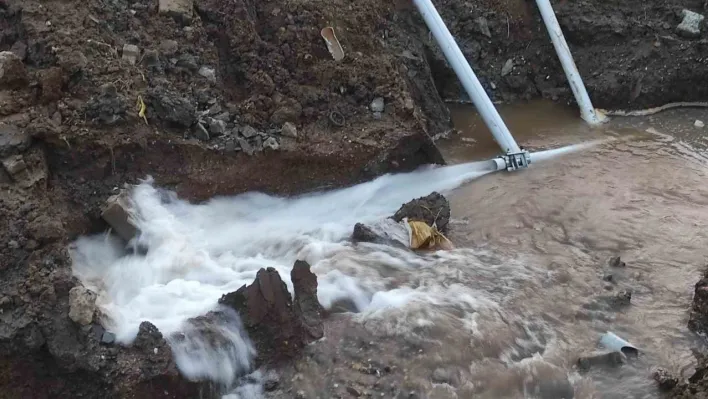 Tekirdağ'da içme suyu borusu patladı: Tonlarca su boşa aktı