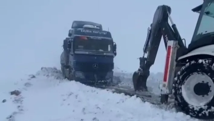 Tekirdağ'da karda mahsur kalan araçlar kurtarıldı