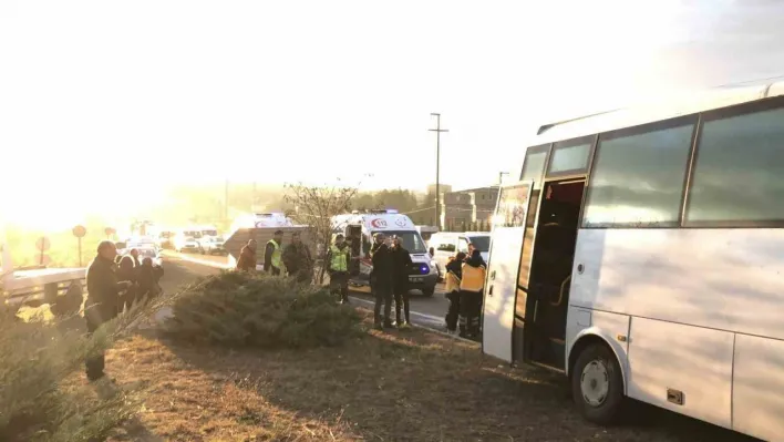 Tekirdağ'da karşı şeride geçen otomobil servisle çarpıştı: 1 ölü, 10 yaralı