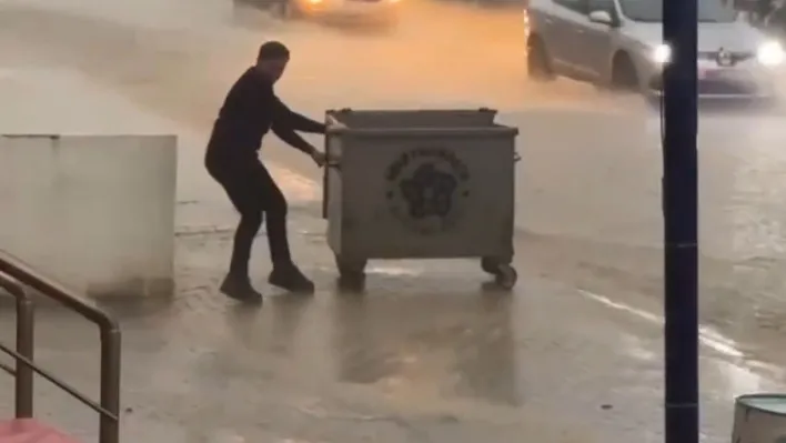 Tekirdağ'da köprü altları göle döndü, araçlar suya gömüldü