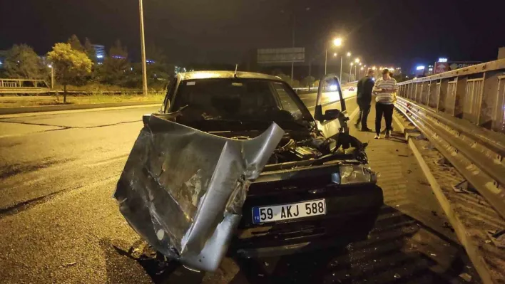 Tekirdağ'da lastiği patlayan otomobil bariyerlere çarptı
