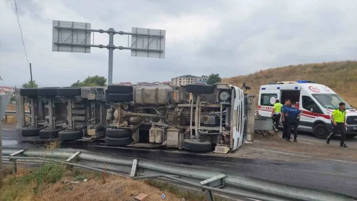 Tekirdağ'da mıcır yüklü tır devrildi: 1 yaralı