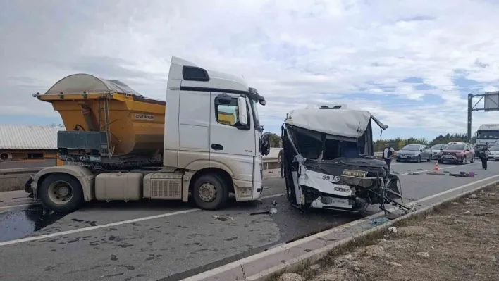 Tekirdağ'da minibüs ile tır kafa kafaya çarpıştı: 1 ağır yaralı