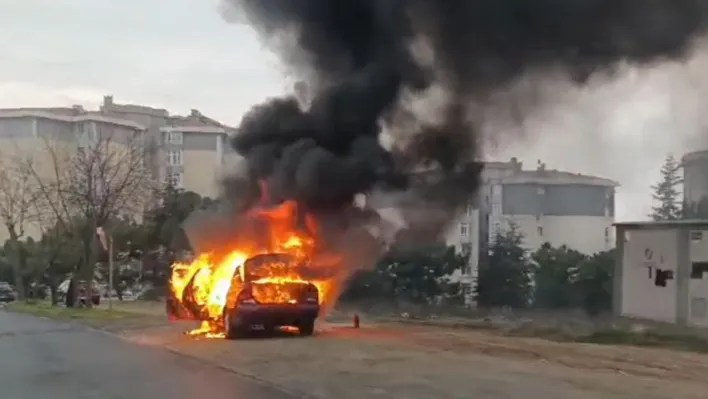 Tekirdağ'da otomobil alev topuna dönüştü