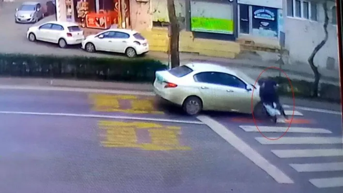 Tekirdağ'da otomobilin yolun karşısına geçmeye çalışan kişiye çarptığı anlar kamerada