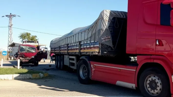 Tekirdağ'da panelvan tıra çarptı: 12 yaralı