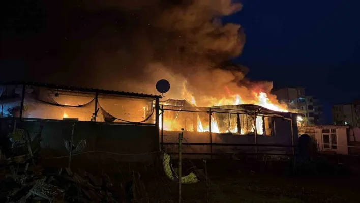 Tekirdağ'da prefabrik ev alev alev yandı