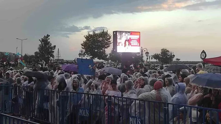 Tekirdağ'da sağanak yağış etkili oldu