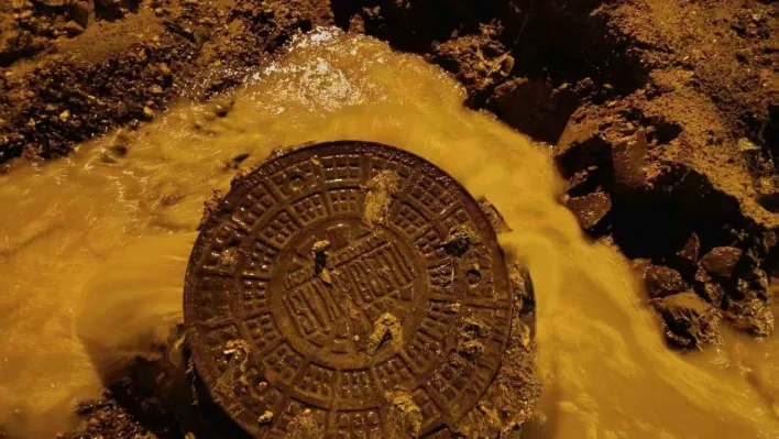 Tekirdağ'da sağanak yağışta altyapı çöktü, rögarlar taştı