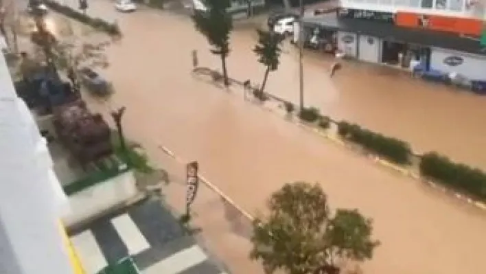 Tekirdağ'da sağanak yolları göle çevirdi