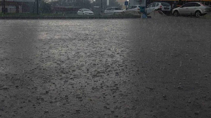 Tekirdağ'da şiddetli yağış: Doluyla karışık yağmur sokakları suyla kapladı