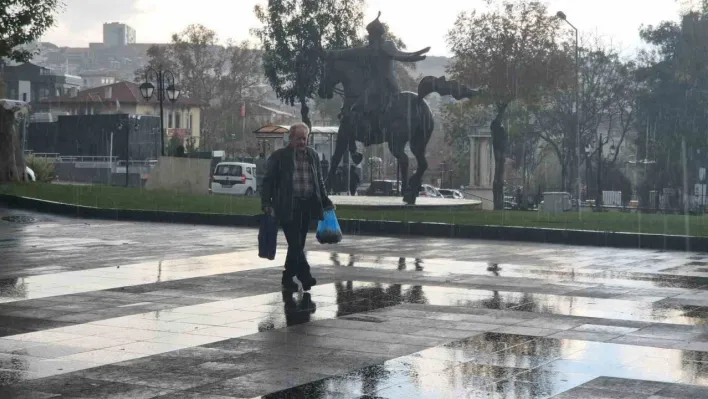 Tekirdağ'da şiddetli yağış etkili oldu, vatandaşlar sığınacak yer aradı