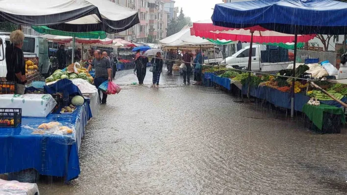 Tekirdağ'da şiddetli yağış, Salı Pazarı'nı sular altında bıraktı