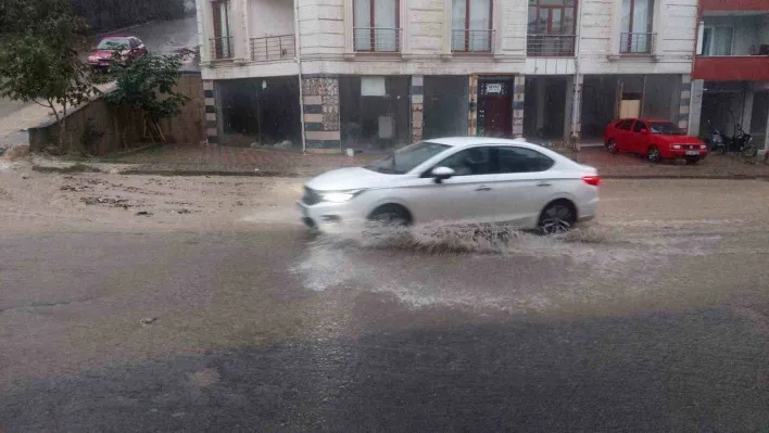 Tekirdağ'da şiddetli yağış: Sokaklar dere gibi aktı