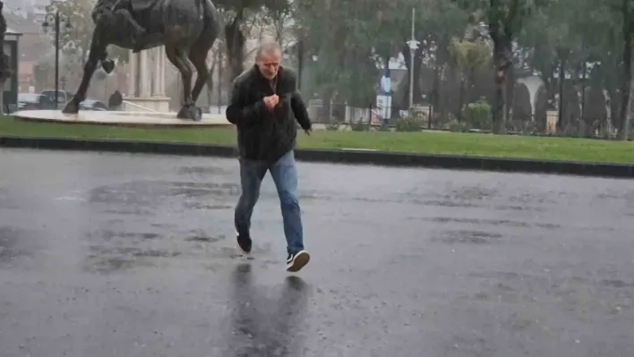 Tekirdağ'da şiddetli yağış sokakları göle çevirdi