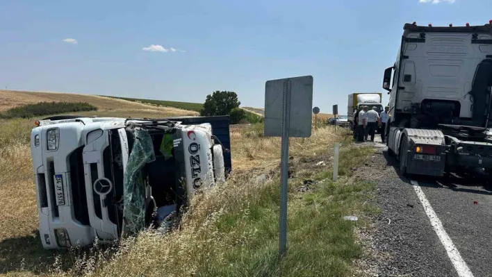 Tekirdağ'da tarlaya devrilen tırda sürücü yaralandı