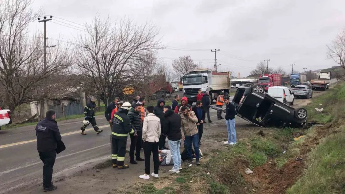 Tekirdağ'da virajda kayan araç takla attı: 2 yaralı