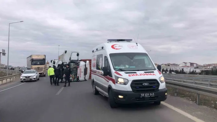 Tekirdağ'da virajı alamayan tır devrildi: 1 yaralı