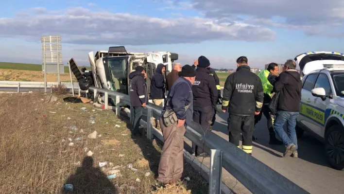 Tekirdağ'da virajı alamayan tır devrildi: 1 yaralı