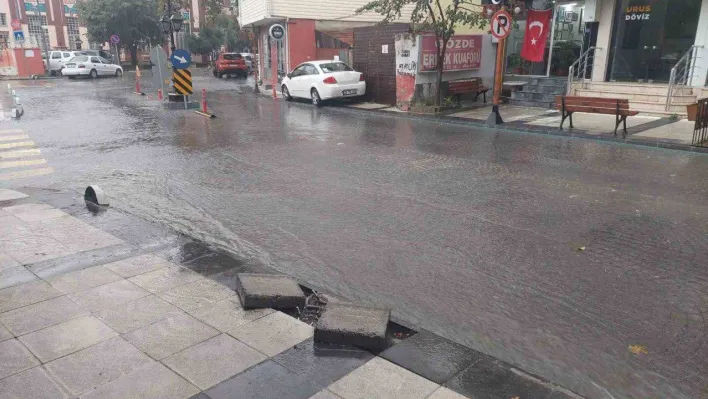 Tekirdağ'da yağış şiddetini artırdı: Yollarda su birikintileri oluştu