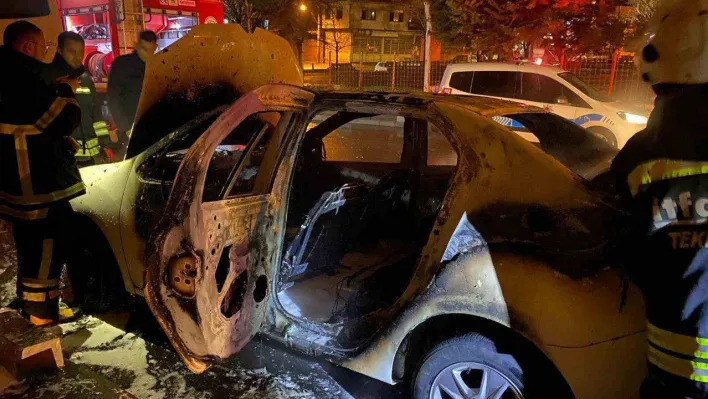 Tekirdağ'da yanan otomobil hurdaya döndü