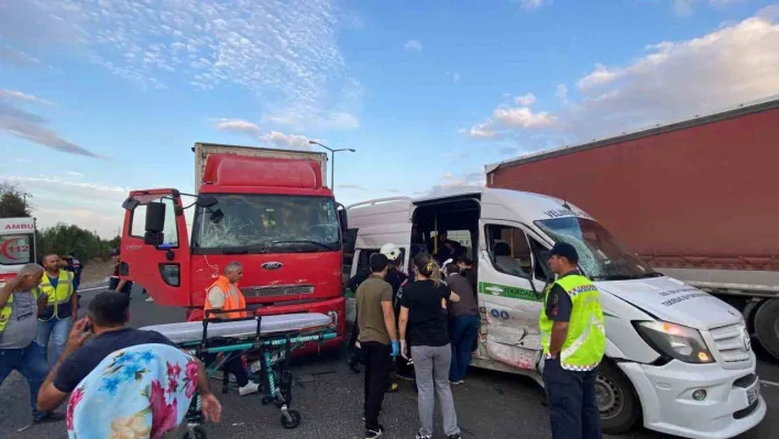 Tekirdağ'da yolcu minibüsü ile kamyon çarpıştı: 6 yaralı