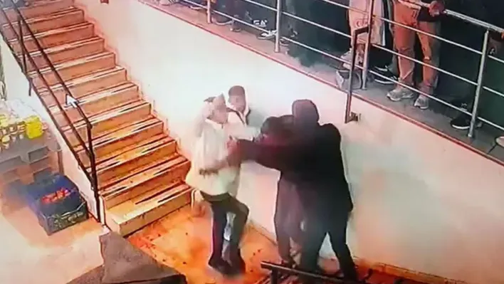 Tekme tokat birbirilerine girdiler o anlar kamerada