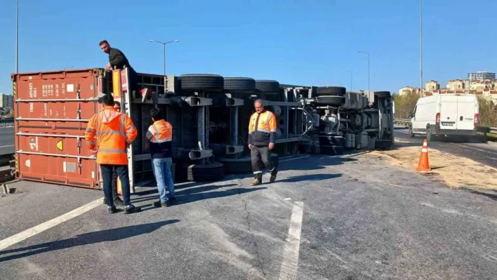 TEM bağlantı yolu Avcılar kavşağında tır devrildi: 1 yaralı