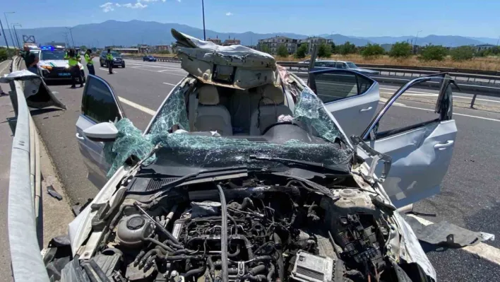 TEM'de bariyere çarpan otomobilin tavanı koptu: 4 yaralı
