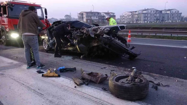 TEM'de kamyona çarpan lüks otomobil kağıt gibi ezildi: 1 ölü, 2 yaralı