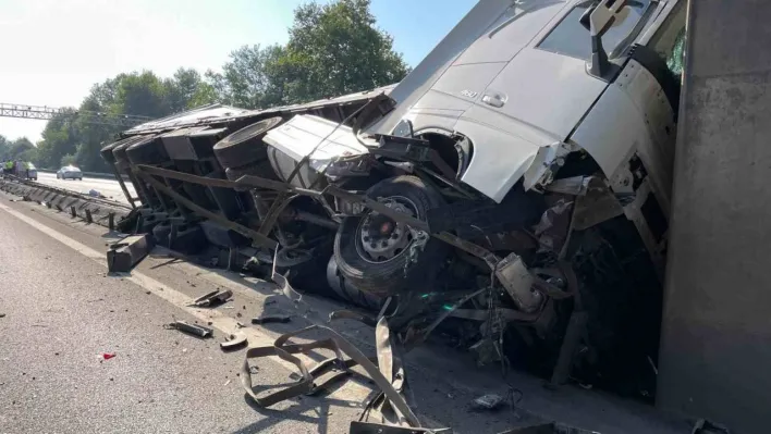 TEM'de lastiği patlayan tır köprü ayağına çarptı, zincirleme kaza beraberinde geldi