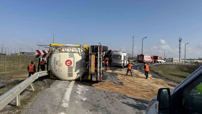 TEM'de tanker devrildi: 1 yaralı