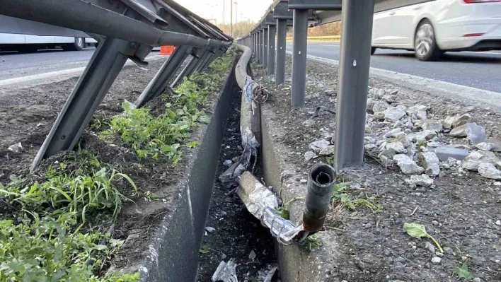 TEM'de tankerin çarptığı aydınlatma direği otomobilin üstüne devrildi