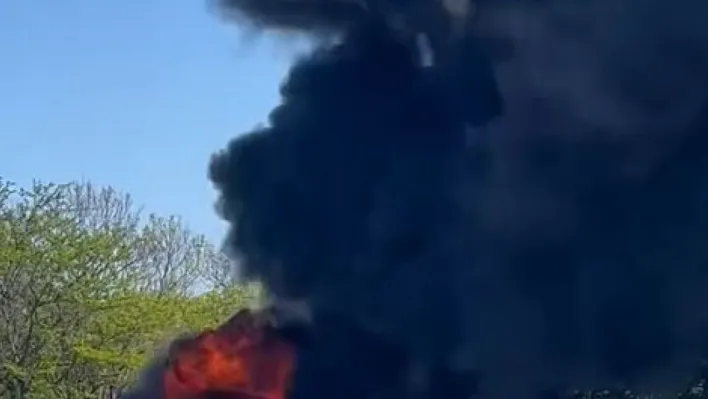 TEM Otoyolu'nda bir otomobil alev alev yandı