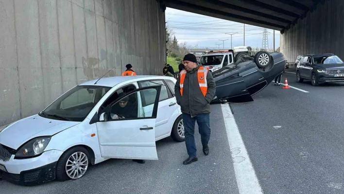 TEM Otoyolu'nda iki otomobile çarpan araç takla attı