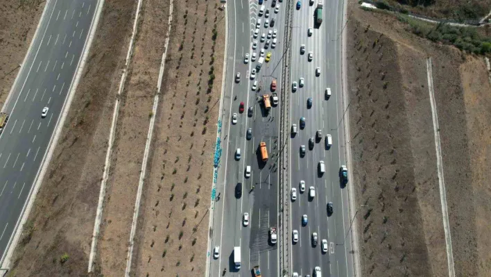 TEM Otoyolu'nda kaza yapan kamyondan düşen cam damacanalar trafiği kilitledi