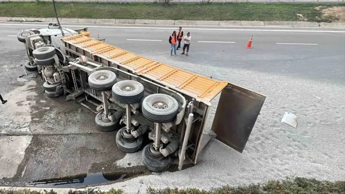 TEM Otoyolu'nda mıcır yüklü kamyon devrildi: 1 yaralı
