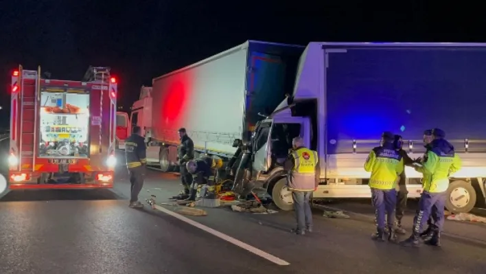 TEM Otoyolu'nda sıkışmalı zincirleme kaza: 4 yaralı