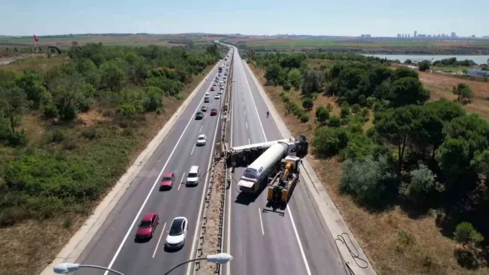 TEM Otoyolu'nda tanker devrildi, İstanbul istikametinde trafik tamamen durdu