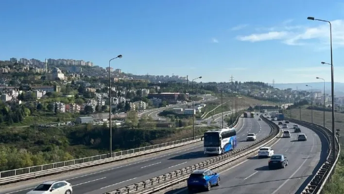 TEM Otoyolu'nun Kocaeli geçişinde akıcı bayram trafiği yoğunluğu