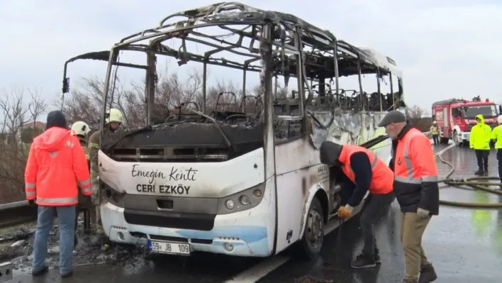 TEM otoyolunda seyir halindeki midibüs alev topuna döndü