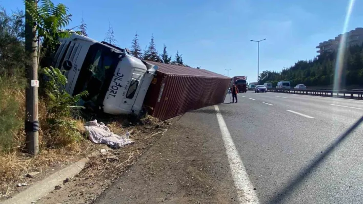 TEM otoyolunda tır devrildi, sürücü hafif yaralandı